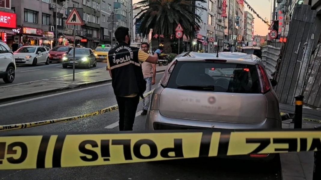 İstanbul'da otizmli gen&ccedil; 5'inci kattan otomobilin &uuml;zerine d&uuml;şt&uuml;