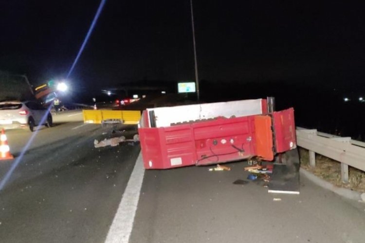 Tır 3 metre y&uuml;kseklikten karşı şeride u&ccedil;tu