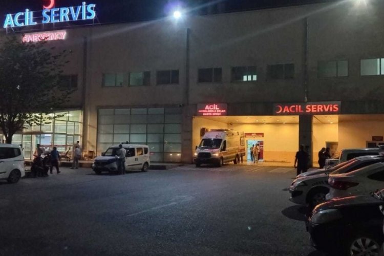 Mevsimlik iş&ccedil;ileri taşıyan minib&uuml;s kamyonetle &ccedil;arpıştı! 10 kişi yaralandı