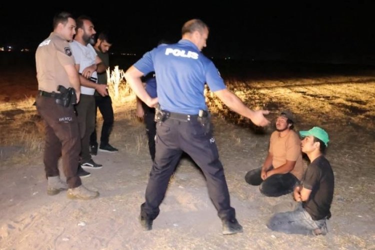 Aksaray'da ka&ccedil;ak g&ouml;&ccedil;menler arpa tarlasında yakalandı