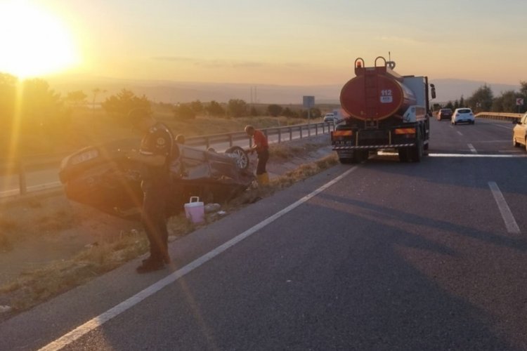 Takla atan otomobildeki 4 kişi yaralandı