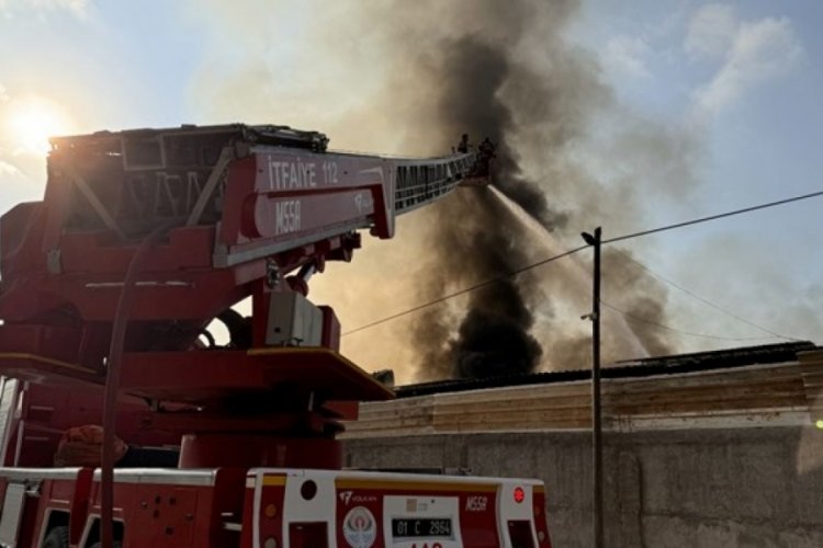 Adana'da geri d&ouml;n&uuml;ş&uuml;m fabrikasındaki yangın kontrol altında