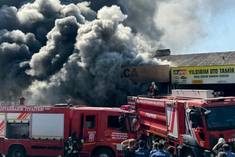 Diyarbakır'da sanayi sitesinde yangın! 3 iş yerine sı&ccedil;radı