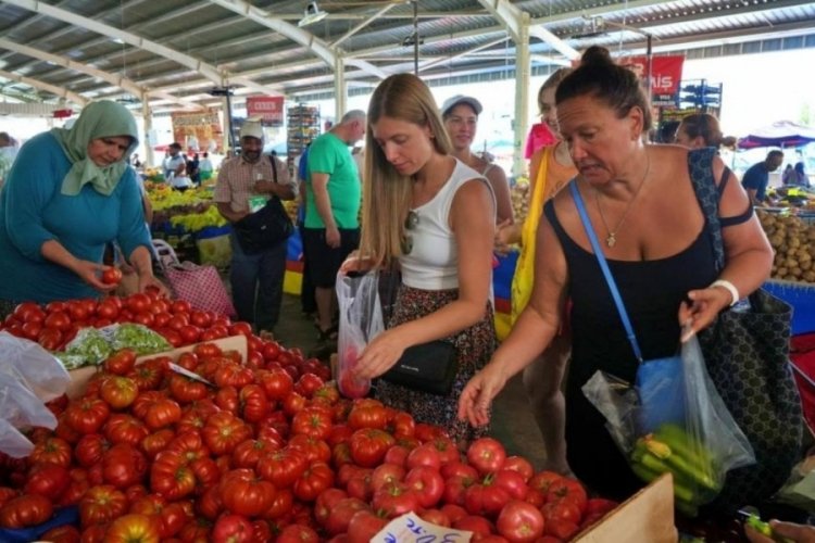 Antalya'da Salı Pazarı, "Rus pazarı" olarak anılmaya başlandı: Esnaf Rus&ccedil;a &ouml;ğreniyor