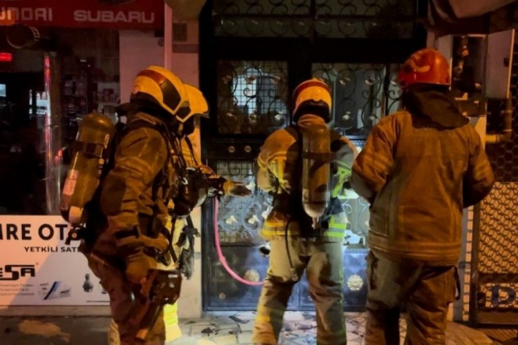 Bursa'da iş merkezinin 1. katında yangın &ccedil;ıktı! Kısa s&uuml;rede facianın &ouml;n&uuml;ne ge&ccedil;ildi