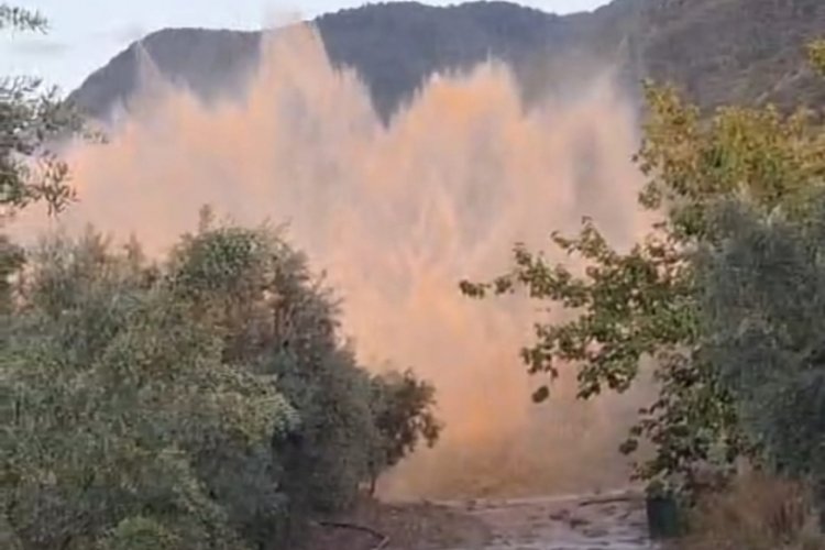Bursa'da sulama borusu patladı, tonlarca su boşa aktı! B&ouml;lge &ccedil;ift&ccedil;isi kalıcı &ccedil;&ouml;z&uuml;m bekliyor