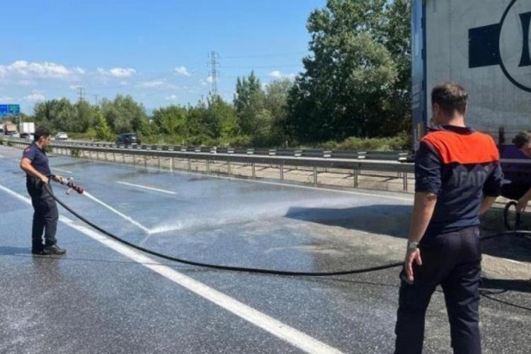Sakarya'da tırdan yola d&ouml;k&uuml;len asit paniğe sebep oldu