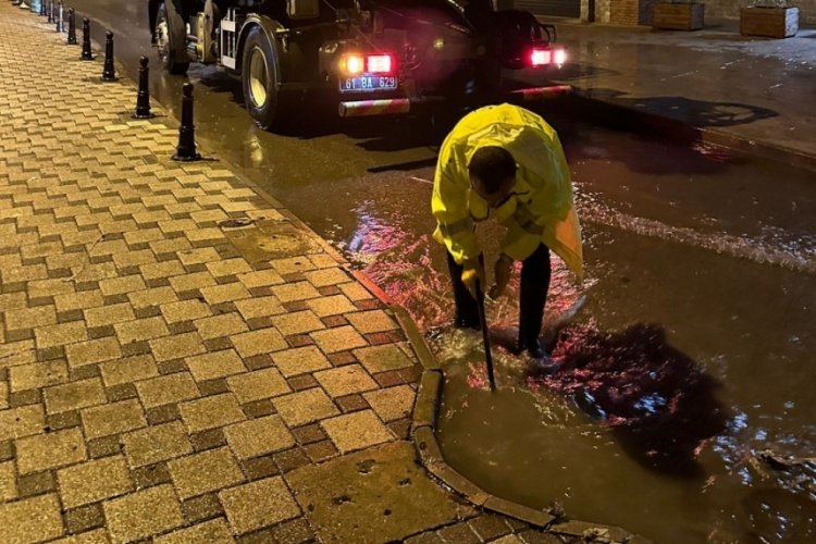 Trabzon'da şiddetli yağış hayatı fel&ccedil; etti!
