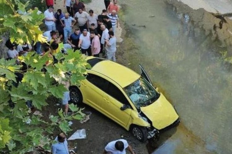 Kaza yapan taksi yayaların arasına daldı: 1 &ouml;l&uuml;, 4 yaralı