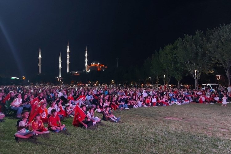 Bursa'da yarı final heyecanı dev ekranda! Filenin sultanlarına tam destek