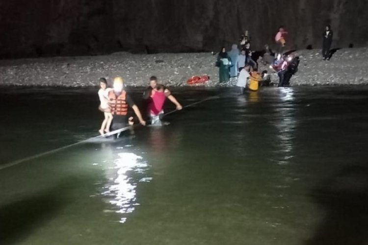 Su seviyesinin y&uuml;kselmesi ile derede mahsur kalan 16 kişi kurtarıldı