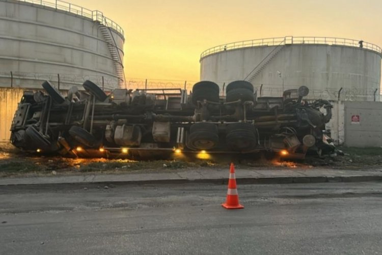 Hatay'da beton pompası taşıyan tır devrildi