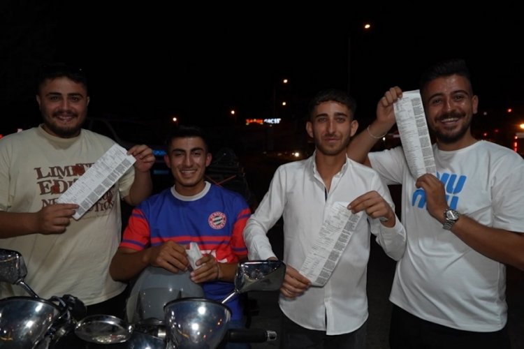 "Devletimiz sağ olsun" diyerek, ceza makbuzlarıyla poz verdiler