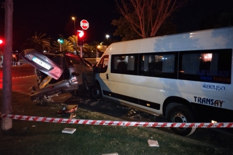 Kontrolden &ccedil;ıkan otomobil, trafik ışıklarında bekleyen &ouml;ğrenci servisine &ccedil;arptı: 2 yaralı