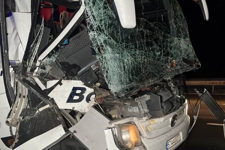 Otob&uuml;s tıra arkadan &ccedil;arptı: 25 yaralı