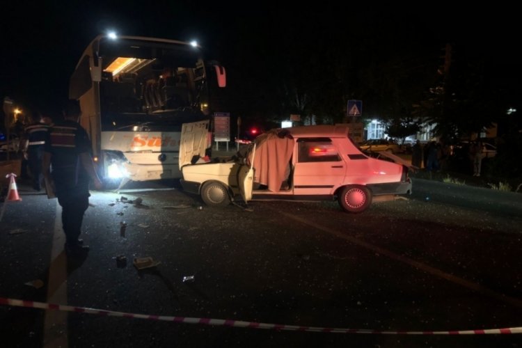 Moladan &ccedil;ıkan otob&uuml;s karşı şeride ge&ccedil;ip otomobile &ccedil;arptı: 1 &ouml;l&uuml;