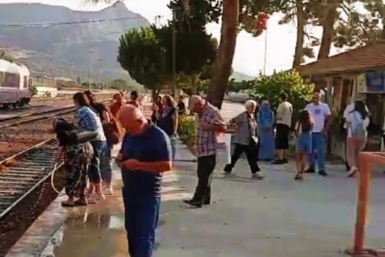 Denizli'de G&ouml;ller Ekpsresi arıza yapınca yolcular sıcakta kaldı