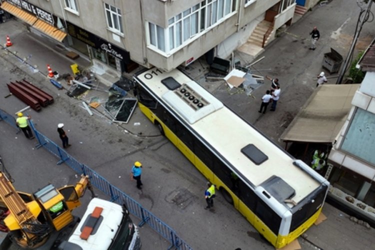 İETT otob&uuml;s&uuml; deprem etkisi yarattı: Binanın yıkımına karar verildi