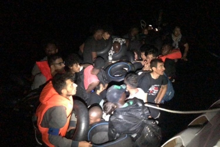 İzmir a&ccedil;ıklarında bir gecede 4 g&ouml;&ccedil;men botu yakalandı