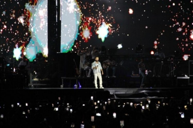 Tarkan, terli havlusunu hayranlarına attı: Mis gibi kokuyor