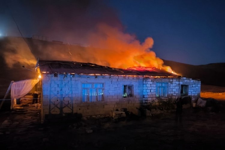 Van'da &ccedil;atı yangını