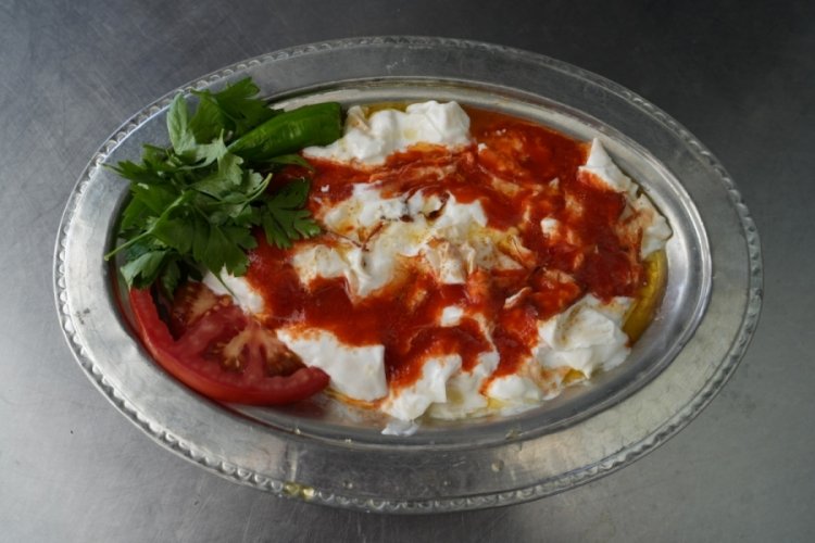 Bursa'nın kebabına rakip olduğunu iddia eden Bayburt'un mantılı d&ouml;neri