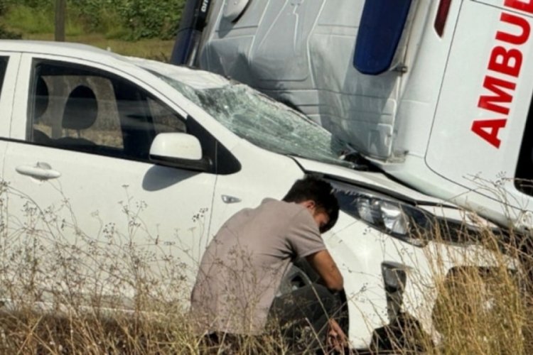 İstanbul'da ambulans otomobilin &uuml;zerine devrildi
