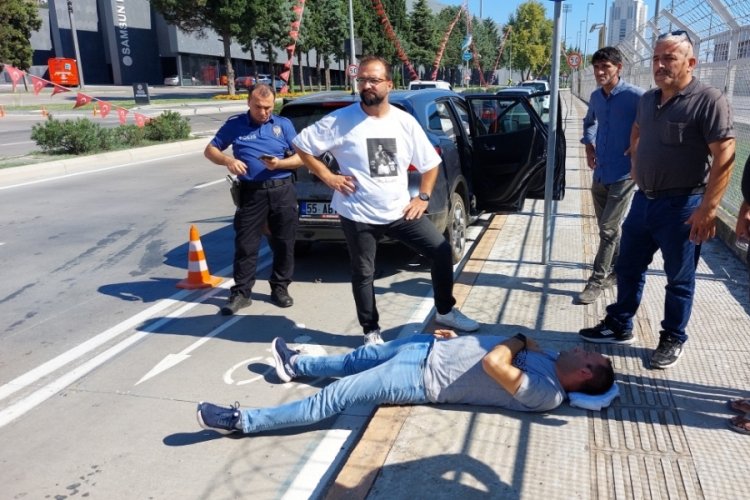 Samsun'da dolmuş ile &ccedil;arpışan otomobilin s&uuml;r&uuml;c&uuml;s&uuml; hastanelik oldu