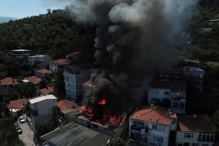 Bursa'da 3 katlı binada yangın!