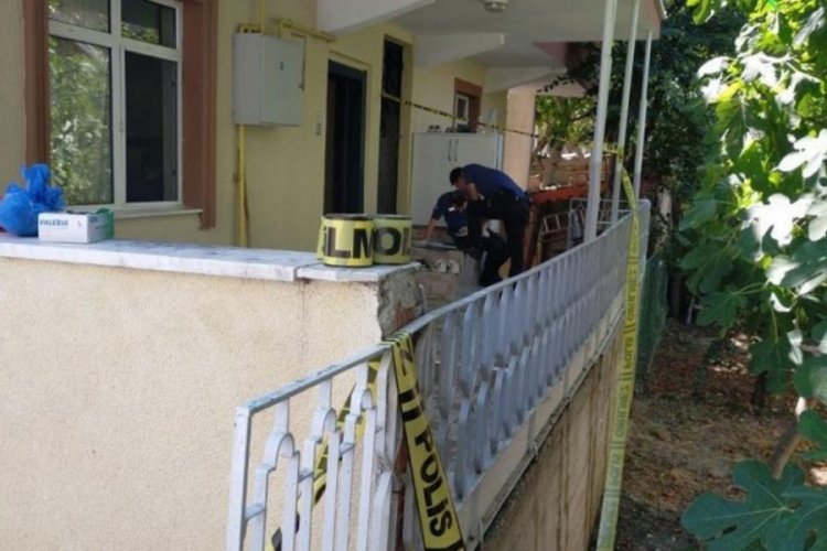 Evine gelen arkadaşları tarafından &ouml;l&uuml; bulundu!
