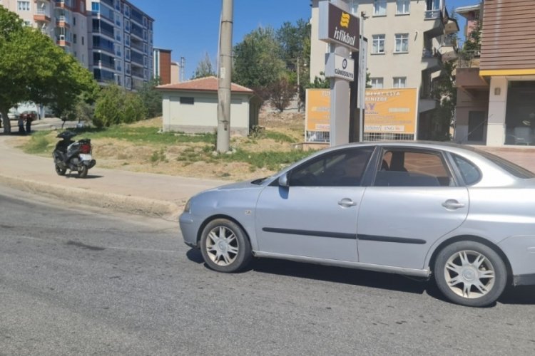 Motosiklet otomobile &ccedil;arptı: 1 yaralı