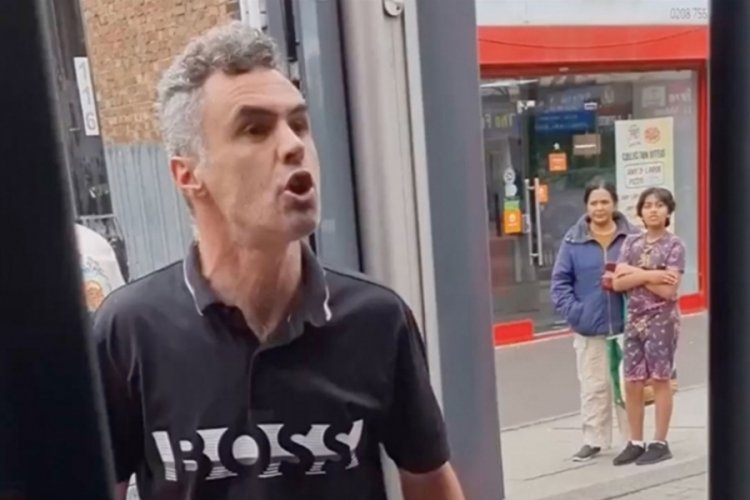 Otob&uuml;s şof&ouml;r&uuml;ne t&uuml;k&uuml;r&uuml;p M&uuml;sl&uuml;manlara ağır hakaretler etti!