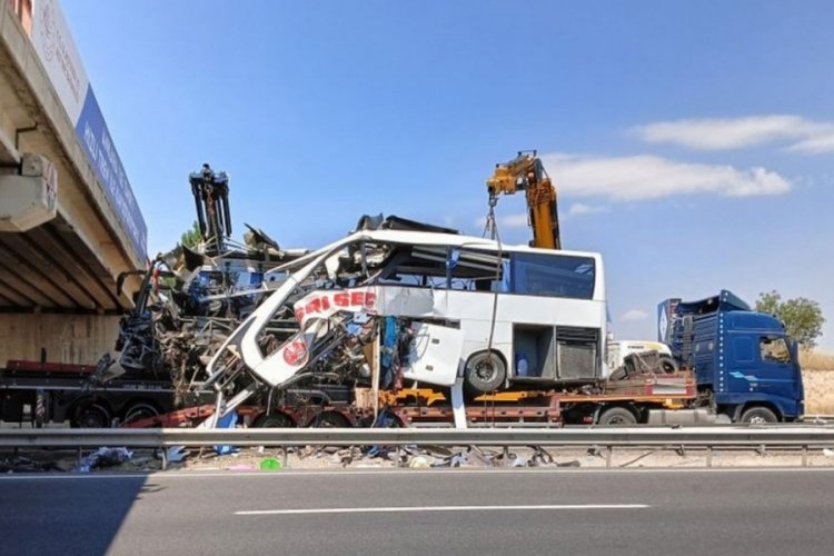 Ankara'da feci kazada hurdaya d&ouml;nen otob&uuml;s yoldan kaldırıldı