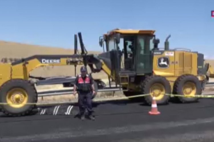 Asfalt &ccedil;alışmasında greyderin altında kalan iş&ccedil;i hayatını kaybetti