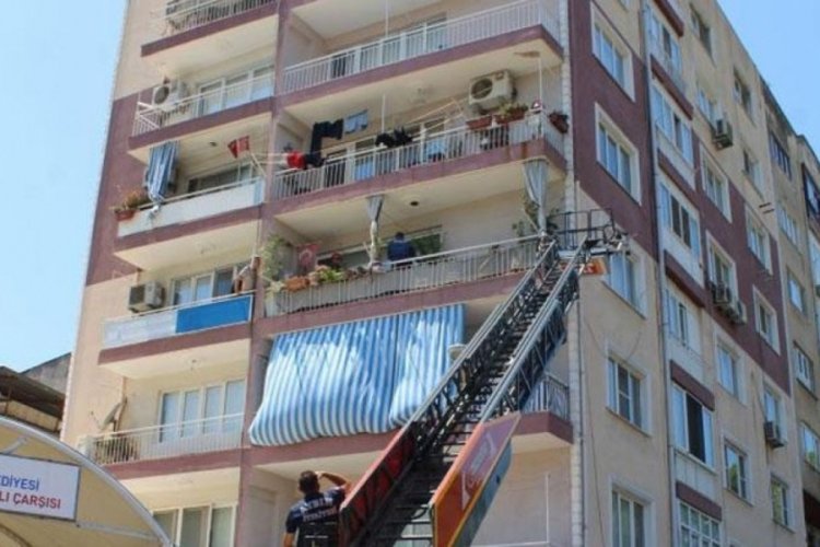 Otizm hastası adam annesini odaya kitledi! Ekipler balkondan girdi