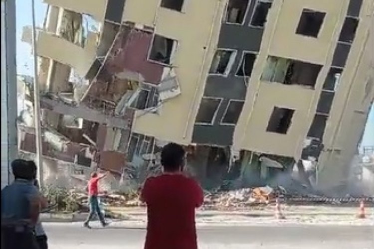 Hatay'da ağır hasarlı bina yola devrildi