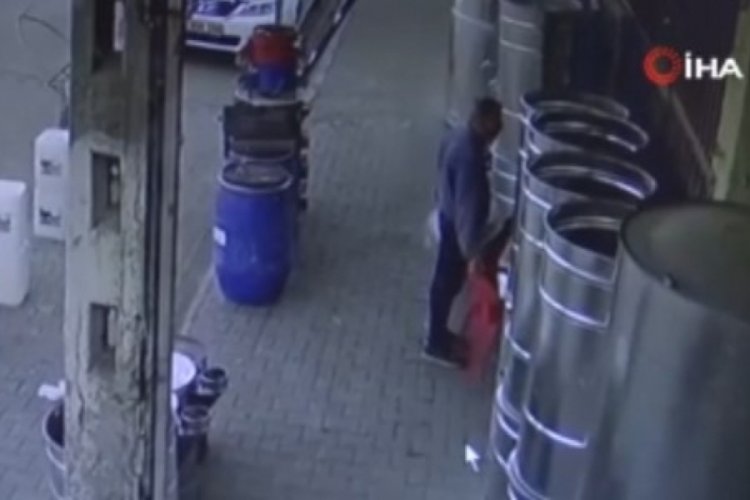 Raftaki semaveri &ccedil;aldı, sonra da daha &ouml;nce almış gibi iade ederek parasını aldı