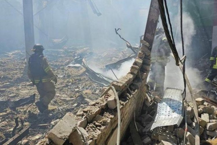 Rusya, Ukrayna'da s&uuml;permarketi vurdu: &Ccedil;ok sayıda &ouml;l&uuml; ve yaralı var