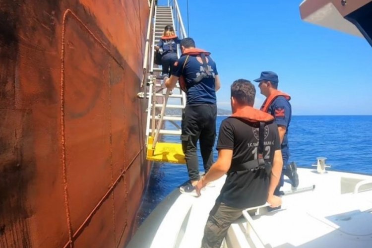 Gemide kalp krizi ge&ccedil;iren &ccedil;alışanı sahil g&uuml;venlik kurtardı