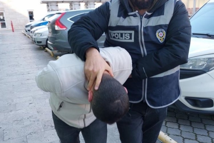 Y&uuml;z&uuml;ne kadın &ccedil;orabı ge&ccedil;irip patronunun parasını gasp eden gence hapis cezası