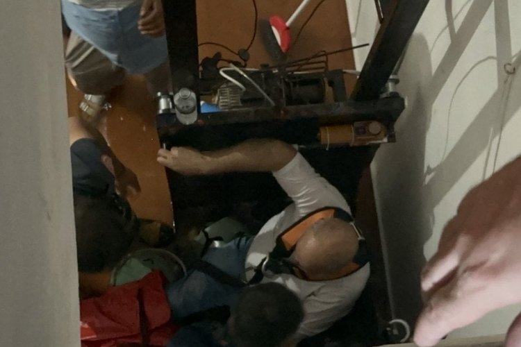 Elazığ'da asans&ouml;r boşluğuna d&uuml;şen kişiyi itfaiye kurtardı