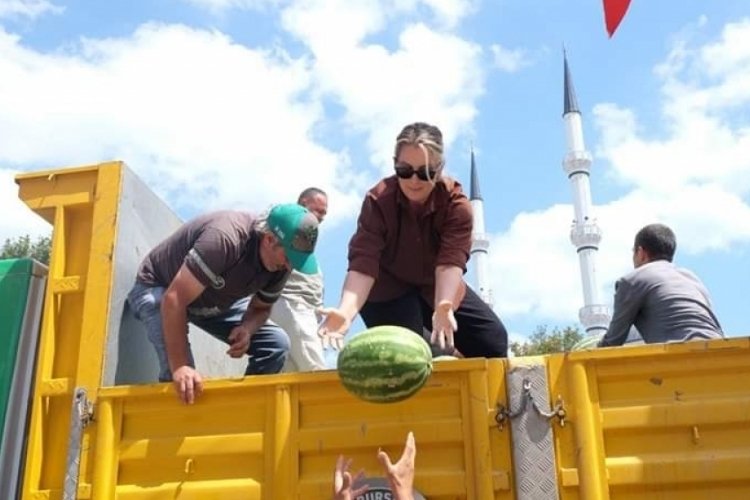 Bursa B&uuml;y&uuml;kşehir'in &uuml;cretsiz karpuz dağıtımı devam ediyor&nbsp;