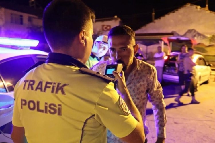 Direksiyon başında alkoll&uuml; yakalanan m&uuml;zisyen: Zaten meşhurum &ccedil;ek