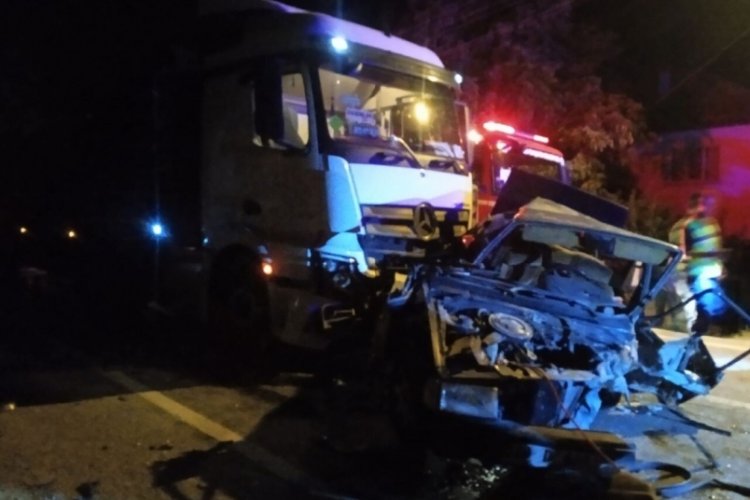 Kaza yapan ara&ccedil;lara tırla &ccedil;arptı, yaşamını yitirdi