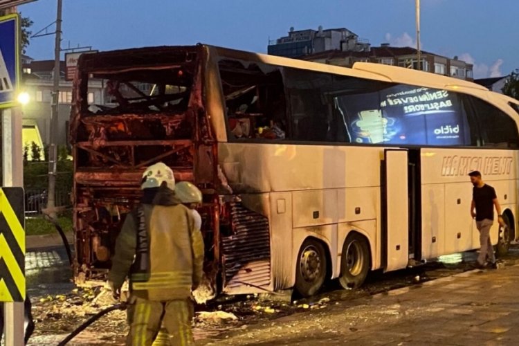 İstanbul'da yolcu otob&uuml;s&uuml;nde dehşeti! Seyir halindeyken alev aldı