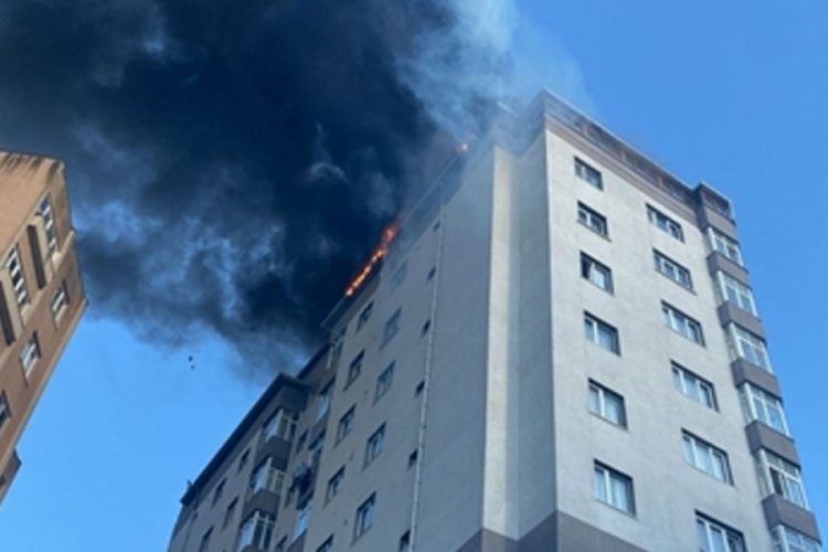 İstanbul'da 12 katlı binanın &ccedil;atısında yangın!