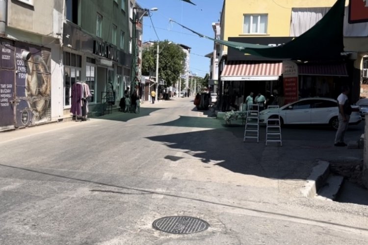 Bursa'da motosiklet s&uuml;r&uuml;c&uuml;s&uuml;, yola aniden atlayan yaşlı kadına &ccedil;arptı