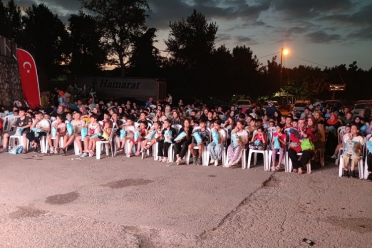 Bursa'da vatandaşlar 'Kamyoled Sineması' ile a&ccedil;ık havada sinema keyfi yaşıyor