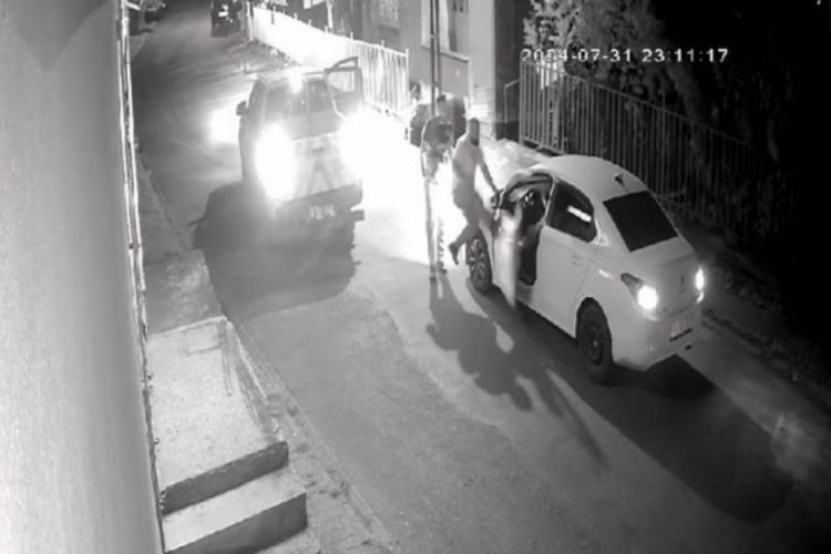 İstanbul'da İBB &ccedil;alışanları resmi ara&ccedil;la bir otomobilin &ouml;n&uuml;n&uuml; kesti!