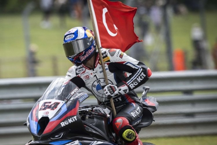 Razgatlıoğlu, D&uuml;nya Superbike Şampiyonası'nda rekorları alt&uuml;st etti